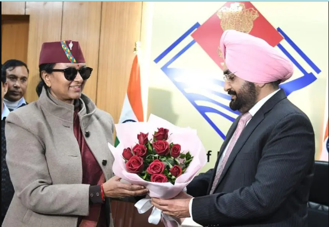 राधा रतूड़ी ने उत्तराखंड की पहली महिला मुख्य सचिव का कार्यभार संभाला राधा रतूड़ी ने उत्तराखंड की पहली महिला मुख्य सचिव का कार्यभार संभाला