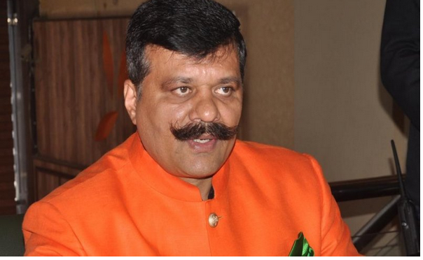 पूर्व विधायक कुंवर प्रणव सिंह चैम्पियन के खिलाफ मुकदमा दर्ज