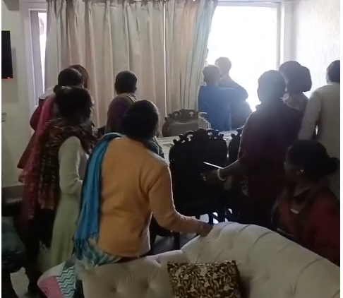 Uttarakhand: विधायक हॉस्टल के पास नाबालिग की संदिग्ध परिस्थितियों में मौत, जांच में जुटी पुलिस Uttarakhand: विधायक हॉस्टल के पास नाबालिग की संदिग्ध परिस्थितियों में मौत, जांच में जुटी पुलिस