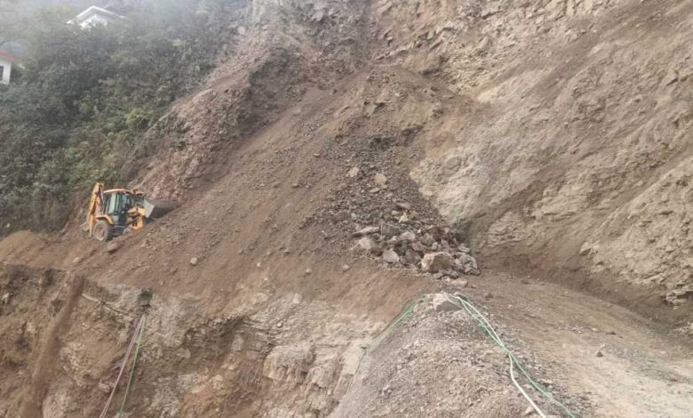 भारी मलबा आने से मसूरी-धनौल्टी-चकराता मार्ग अवरुद्ध भारी मलबा आने से मसूरी-धनौल्टी-चकराता मार्ग अवरुद्ध