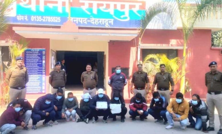 फ्लैट में जुआ खेल रहे 13 जुआरियों को पुलिस किया गिरफ्तार