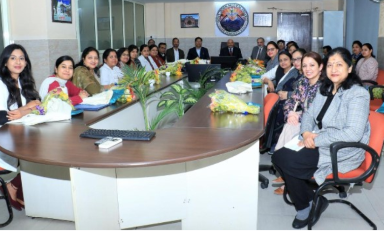 Uttarakhand: दून मेडिकल कॉलेज में कर्मठ महिला डॉक्टर्स व स्टाफ सम्मानित