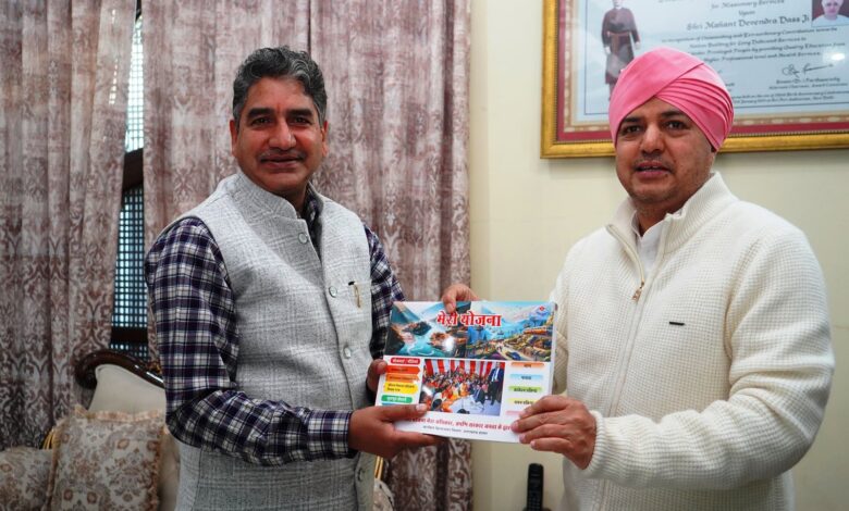 सचिव कार्यक्रम क्रियान्वयन विभाग दीपक कुमार ने मेरी योजना पुस्तक महाराज को की भेंट