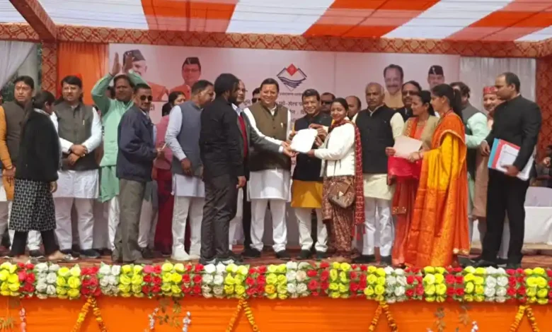 सीएम धामी ने 2600 लाभार्थियों को किया नजूल भूमि पट्टा का वितरण, 403 लोगों को स्वामित्व पत्र