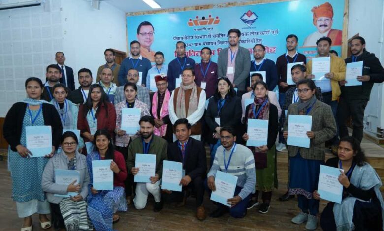 मुख्यमंत्री धामी ने पंचायती राज विभाग के 350 कार्मिकों को प्रदान किये नियुक्ति-पत्र मुख्यमंत्री धामी ने पंचायती राज विभाग के 350 कार्मिकों को प्रदान किये नियुक्ति-पत्र