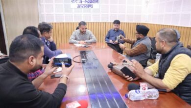 Uttarakhand: सरकारी संस्थानों से 24 घंटे के भीतर हटानी होगी प्रचार सामाग्री