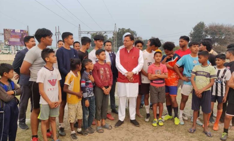 अचानक फुटबॉल खेलते दिखाई दिए मुख्यमंत्री, युवाओं के साथ ऐसे बिताया समय