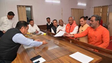 त्रिवेंद्र ने ऑनलाइन के बाद अब ऑफलाइन किया नामांकन, बोले, जनता के आशीर्वाद से प्रचंड होगी भाजपा की जीत त्रिवेंद्र ने ऑनलाइन के बाद अब ऑफलाइन किया नामांकन, बोले, जनता के आशीर्वाद से प्रचंड होगी भाजपा की जीत