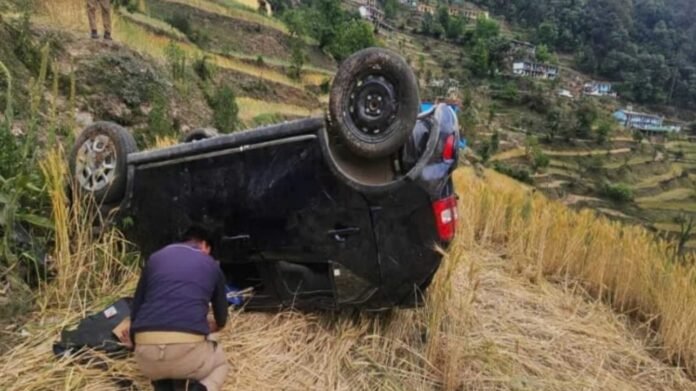 कार खाई में समाई, चार घायल