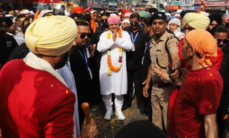 Uttarakhand: पुष्प वर्षा के साथ नगर परिक्रमा में गूंजे श्री गुरु राम राय महाराज जी के जयकारे