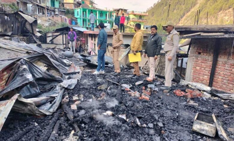 Uttarakhand: नैटवाड़ कस्बे में देर रात गैस सिलिंडर में आग लगने से चार घर जलकर हो गये खाक