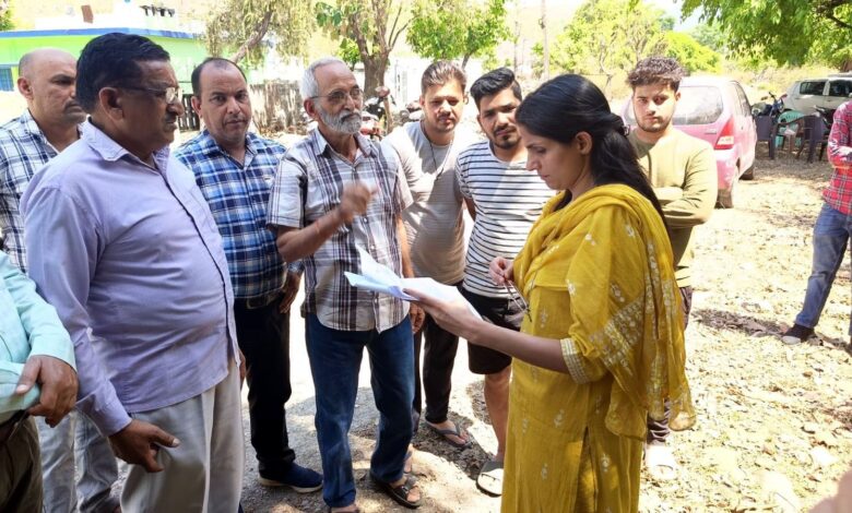 डीएम ने ग्रामीणों की समस्याओं को सुना डीएम ने ग्रामीणों की समस्याओं को सुना