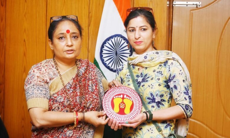 विधानसभा अध्यक्ष ने की ऐपण कलाकृतियों की सराहना