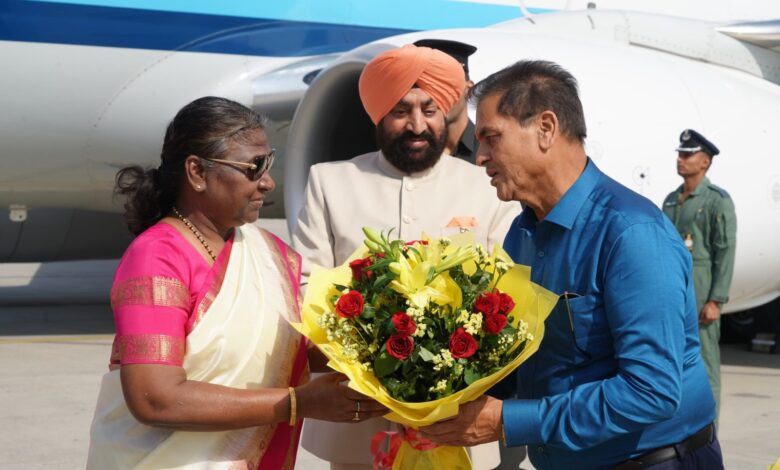 कैबिनेट मंत्री ने किया राष्ट्रपति का स्वागत कैबिनेट मंत्री ने किया राष्ट्रपति का स्वागत