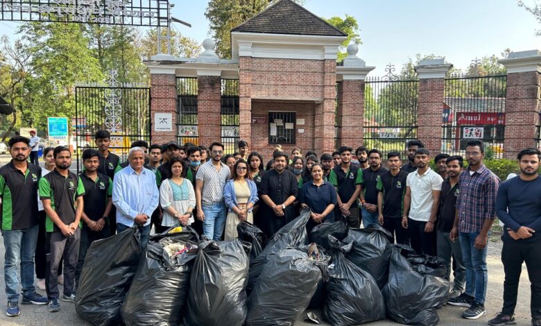 एफआरआई क्षेत्र में स्वच्छता अभियान के तहत किया श्रमदान