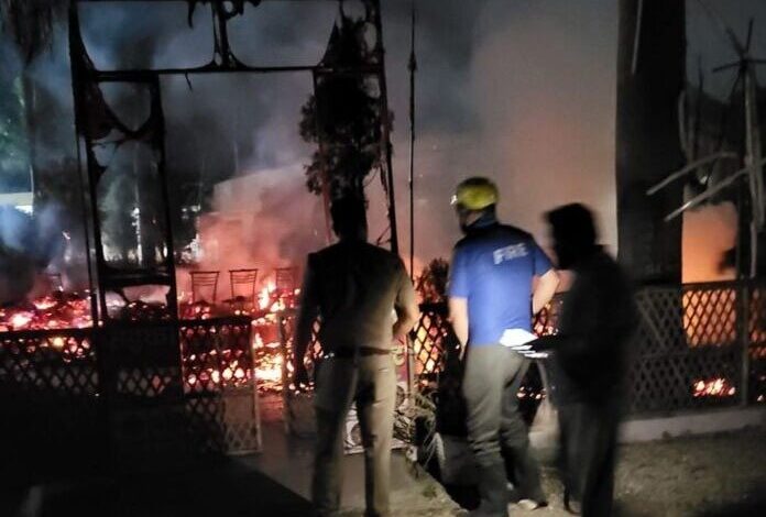 झोपड़ियों में लगी आग, अफरा तफरी