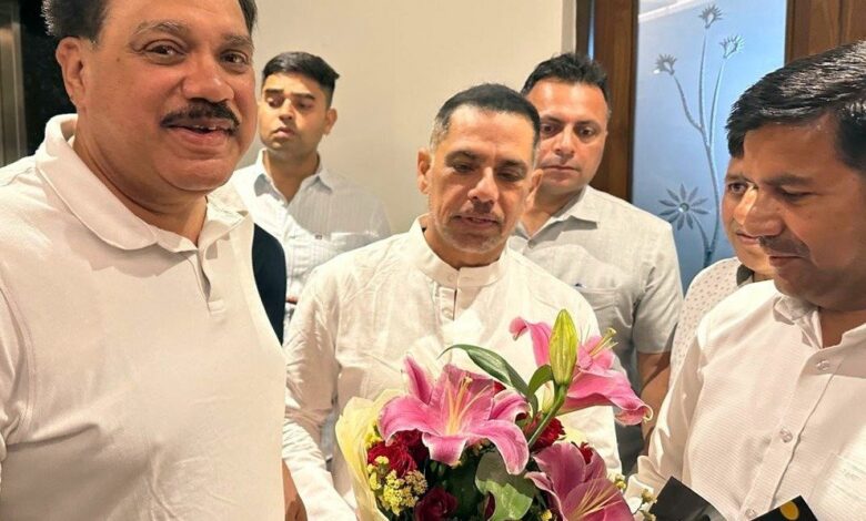 ऋषिकेश पहुंचे उद्योगपति राबर्ट वाड्रा, कांग्रेस कार्यकर्ताओं ने किया स्वागत ऋषिकेश पहुंचे उद्योगपति राबर्ट वाड्रा, कांग्रेस कार्यकर्ताओं ने किया स्वागत