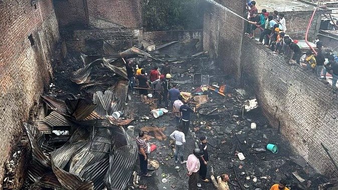 भीषण अग्निकांड से आसपास लोगों में दहशत का माहौल