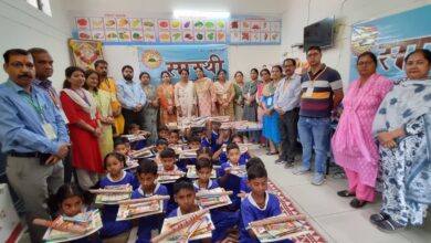 सारथी फाउंडेशन समिति ने की बच्चों को स्टेशनरी वितरित