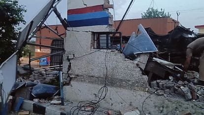 नारसन बॉर्डर पर पुलिस चौकी में घुसी तेज रफ्तार प्राइवेट बस