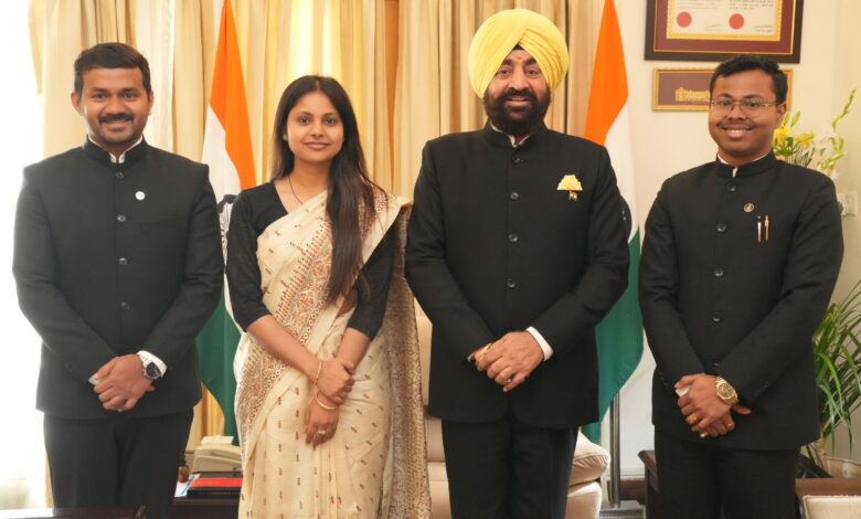 प्रशिक्षु आईएएस अधिकारी ने की राज्यपाल से मुलाकात प्रशिक्षु आईएएस अधिकारी ने की राज्यपाल से मुलाकात