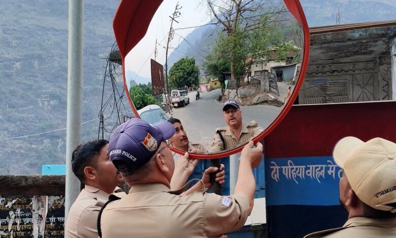 अंधे मोड़ों पर लगाये गये कॉन्वेक्स मिरर