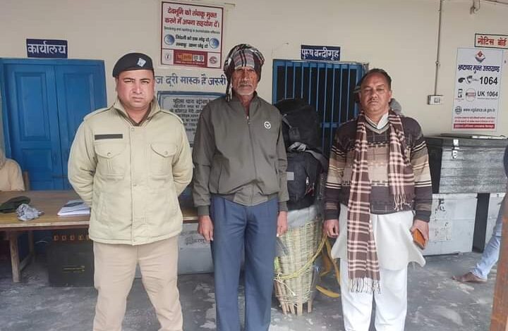 श्रद्धालुओं की सहायता कर रही चमोली पुलिस