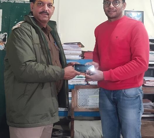 श्रद्धालुओं की सहायता करने में जुटे पुलिस के जवान