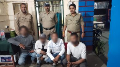 खुलेआम जाम गटक रहे पियक्कड़ों का चमोली पुलिस ने उतारा शुरूर खुलेआम जाम गटक रहे पियक्कड़ों का चमोली पुलिस ने उतारा शुरूर