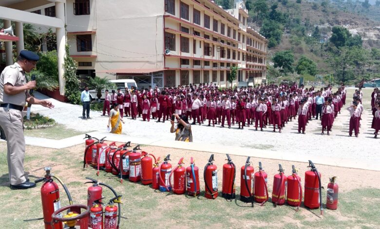 अग्निशमन यूनिट ने  प्रदान किया छात्र-छात्राओं को प्रशिक्षण