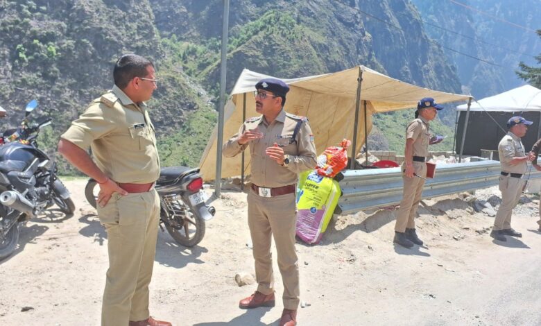 पुलिस अधीक्षक ने किया पांडुकेश्वर पंजीकरण केन्द्र का निरीक्षण, दिये आवश्यक दिशा-निर्देश पुलिस अधीक्षक ने किया पांडुकेश्वर पंजीकरण केन्द्र का निरीक्षण, दिये आवश्यक दिशा-निर्देश