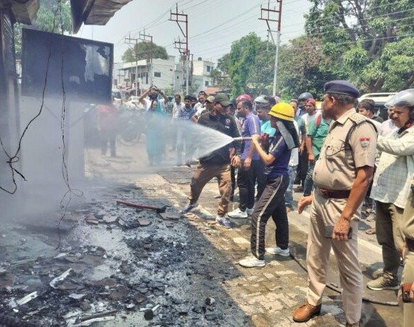 पीएनबी के एटीएम में लगी आग से नोट जलकर स्वाह पीएनबी के एटीएम में लगी आग से नोट जलकर स्वाह