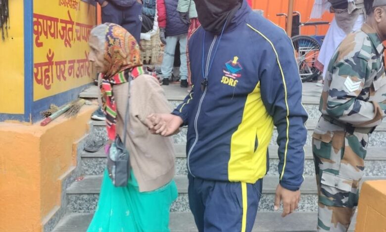 श्रद्धालुओं की सुरक्षा के साथ ही वृद्ध श्रद्धालुओं की डगर को आसान कर रही पुलिस