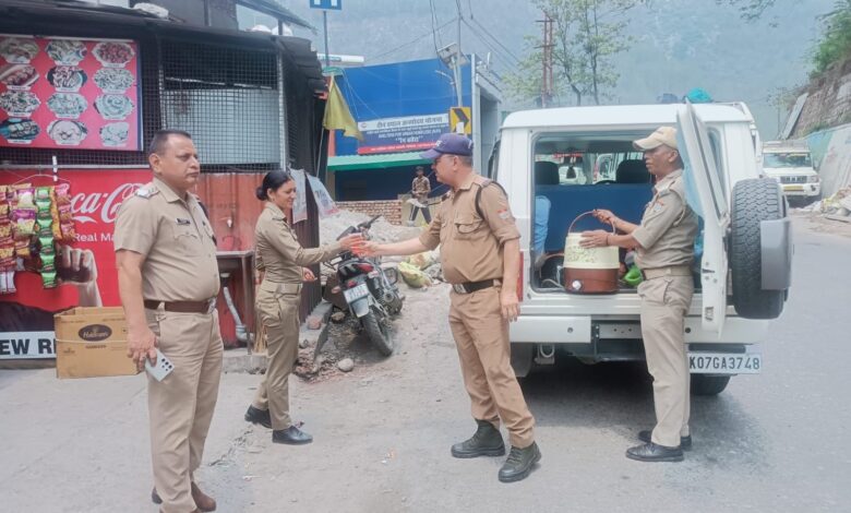 तपती धूप में ड्यूटीरत जवानों को बांटा जूस