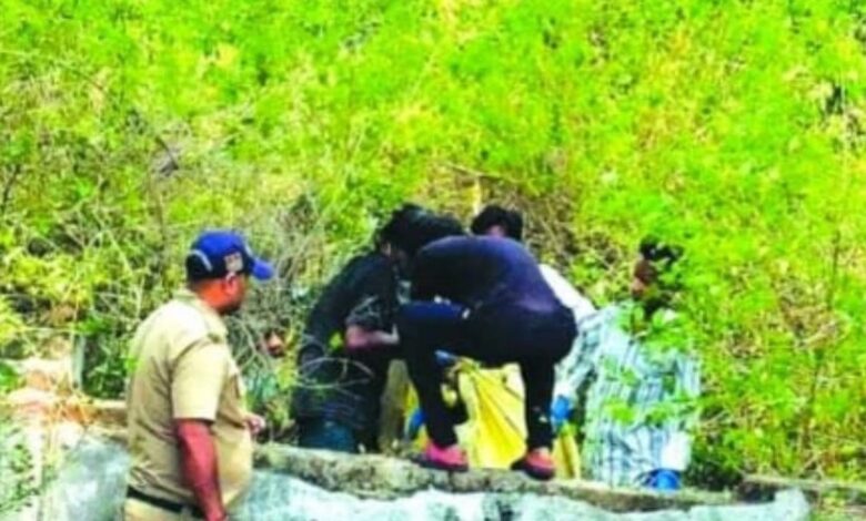 पेड़ से लटका मिला युवक का शव