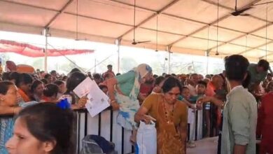 हरिद्वार में ऑफलाइन पंजीकरण बंद करने पर बवाल