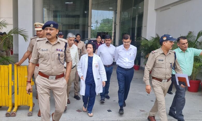 एम्स अस्पताल की चौथी मंजिल पर गाड़ी ले जाने का प्रकरण : एसएसपी पहुँचे एम्स ऋषिकेश