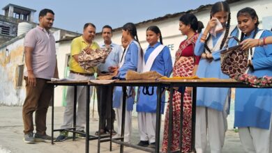 छात्र-छात्राओं ने कपड़े के थैले बनाकर प्लास्टिक मुक्त भारत का संकल्प लिया