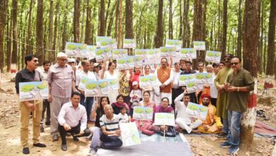 पर्यावरण की रक्षा के लिये बाँधा पेड़ो पर रक्षा सूत्र