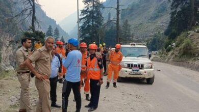 चट्टान टूटने से दबे लोग, एक की मौत, पांच घायल