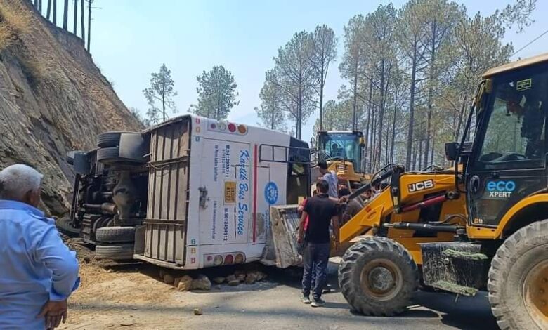 सड़क दुर्घटना : यमुनोत्री राष्ट्रीय राजमार्ग पर पलटी यात्री बस सड़क दुर्घटना : यमुनोत्री राष्ट्रीय राजमार्ग पर पलटी यात्री बस