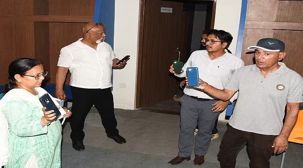 मोबाइल के टॉर्च की रोशनी में सचिव ने किया स्टेडियम का निरीक्षण