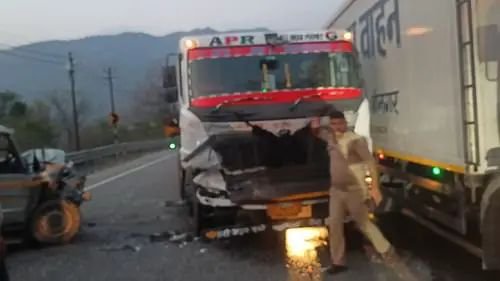 ट्रक-सूमो की आमने-सामने टक्कर, 10 घायल