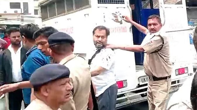 कोर्ट के बाहर हंगामा, अजय गुप्ता और उसके बहनोई पर फेंकी स्याही कोर्ट के बाहर हंगामा, अजय गुप्ता और उसके बहनोई पर फेंकी स्याही