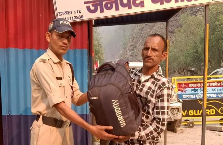 यात्रियों की मदद कर रही चमोली पुलिस