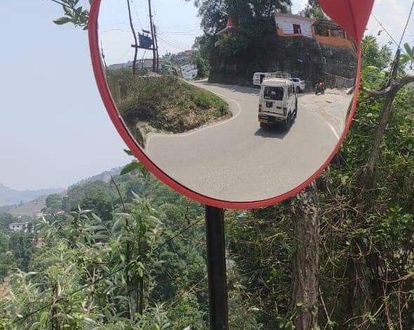 यातायात पुलिस ने ब्लाइंड टर्न मोड़ों पर लगाये कॉन्वेक्स मिरर