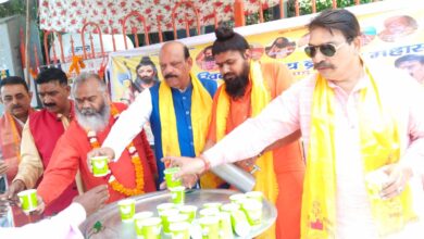 भीषण गर्मी में राहगीरों को वितरित किया मीठा शरबत भीषण गर्मी में राहगीरों को वितरित किया मीठा शरबत