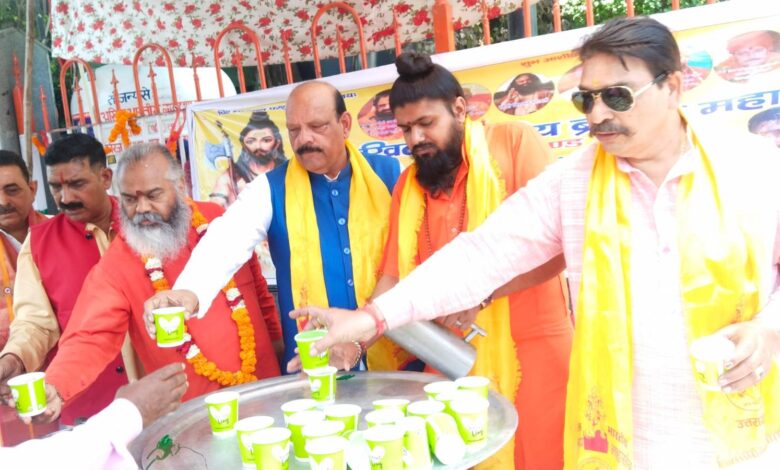 भीषण गर्मी में राहगीरों को वितरित किया मीठा शरबत