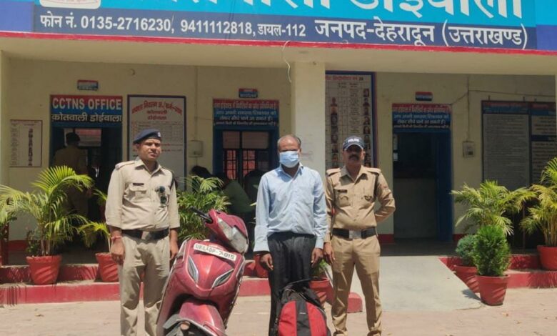 पुलिस ने किया शातिर शराब तस्कर को गिरफ्तार पुलिस ने किया शातिर शराब तस्कर को गिरफ्तार