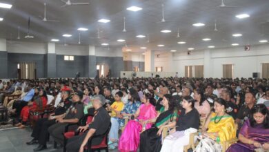 युद्ध स्मारक पर शहीद नायकों की याद में पुष्पांजलि अर्पित